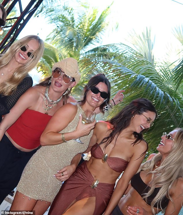 قضت دوبريف الكثير من الوقت مع أصدقائها بما في ذلك صديقة غلين باول السابقة ميشيل راندولف والشخصية التلفزيونية أليكس إيرل.