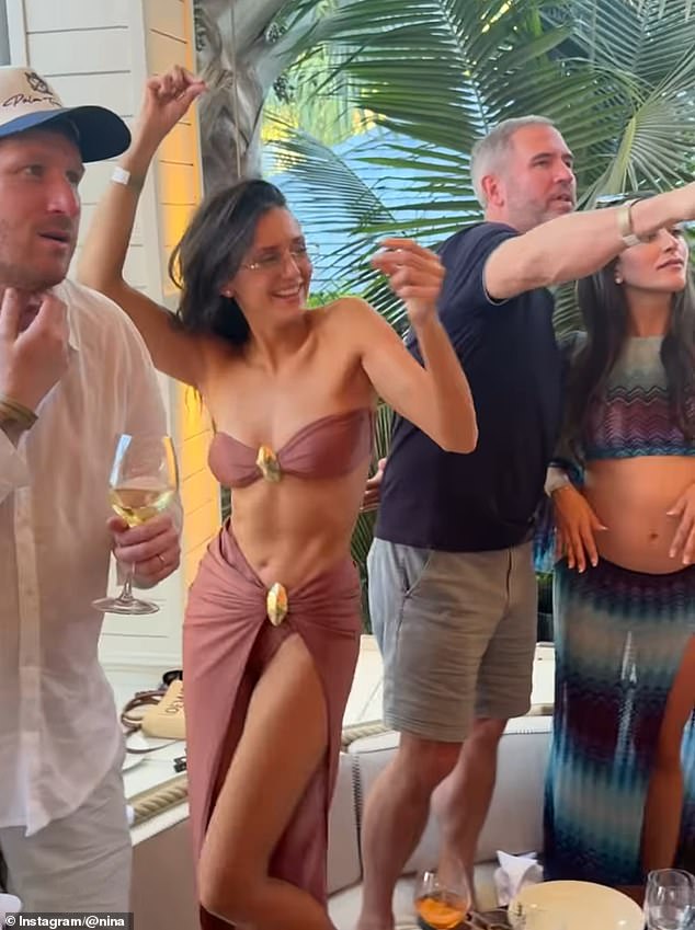 انضمت إلى ممثلة Roommate مجموعة من الرجال والبنات وهي ترقص