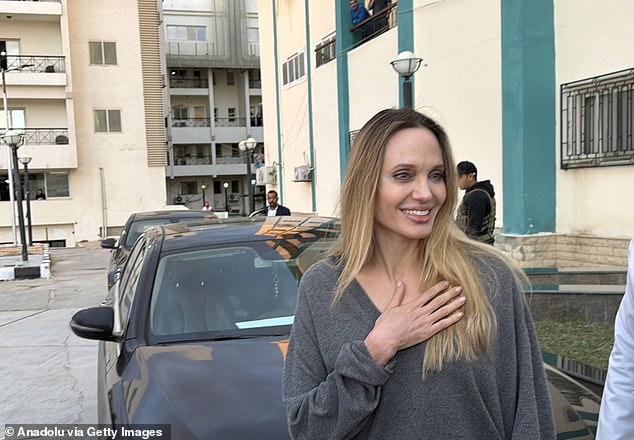 وفي صورة أخرى، ظهرت الممثلة متأثرة وهي تتفاعل مع أفراد الجمهور عند المعبر الحدودي