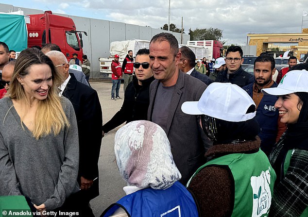 وكان من المقرر إعادة فتح معبر رفح الحدودي بموجب وقف إطلاق النار الساري في غزة منذ أكتوبر/تشرين الأول، لكنه ظل مغلقا حتى الآن.