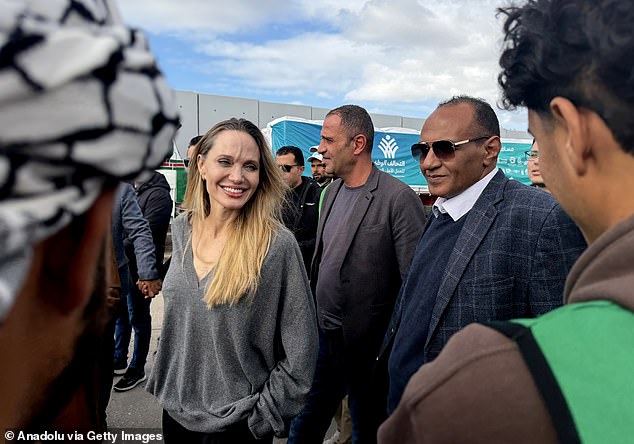 وظهرت الممثلة بمعنويات عالية خلال زيارتها