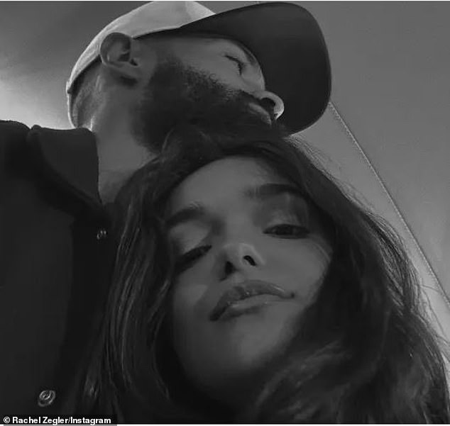 ويُعتقد أن الزوجين التقيا خلال تدريبات إيفيتا، التي بدأت في أبريل لتأليف جيمي لويد لمسرحية موسيقية لتيم رايس وأندرو لويد ويبر.