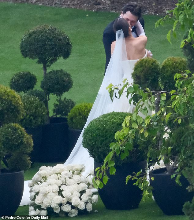 قال الزوجان - اللذان ارتبطا عاطفيًا لأول مرة في عام 2023 - 