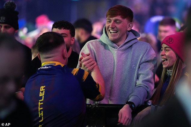 تأكد من جلوسه في المقدمة وفي مركز الحدث على YouTuber AngryGinge الذي يعرف لاعب رمي السهام منذ فترة قصيرة