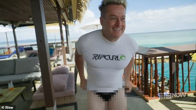 دون أن يرف له جفن، بدأ جرانت في خلع ملابسه حتى أصبح عاريًا تمامًا. على الرغم من أن جرانت لم يكن يشعر بالخجل من تعرية كل شيء، إلا أن المنتجين لحسن الحظ رأوا أنه من المناسب طمس 