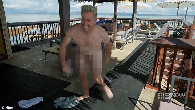 كان غرانت وطاقم توب نوتس يستمتعون بأجواء البار الفيجي العائم الفخم Seventh Heaven عندما جرد غرانت من ملابسه تمامًا ليغوص في لوح الغوص الموجود على سطح البار