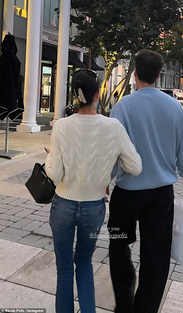 وكتبت، وهي تلتقط صورة لأصدقائها وعائلتها: 