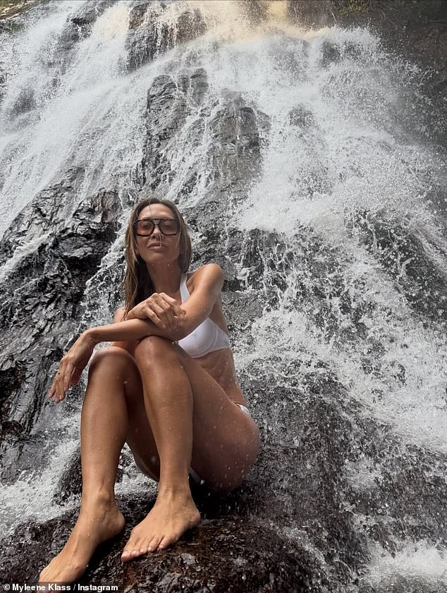 ارتدت ميلين بيكينيًا أبيض متطابقًا مكونًا من قطعتين للجماهير يوم السبت، وشكلت عاصفة عند شلال