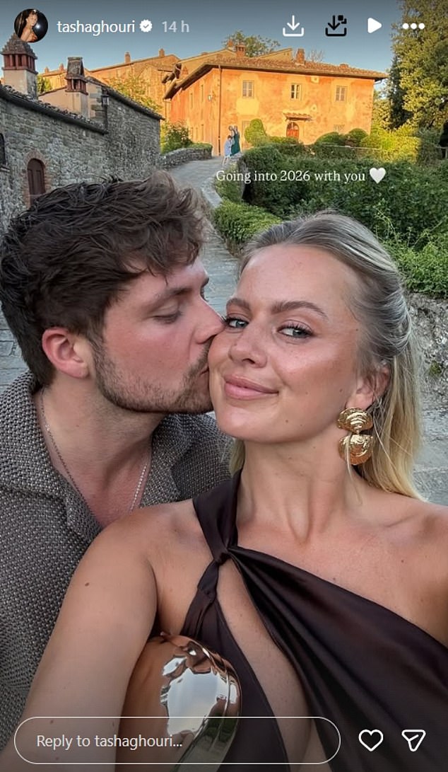 تتطلع تاشا إلى عام 2026، حيث شاركت مجموعة من الصور المحببة مع كام خلال الأشهر الستة التي قضياها معًا