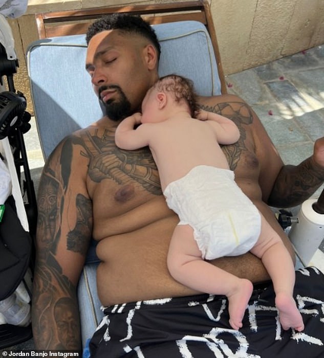 ونشر صورة لنفسه من عام 2023 مع ابنه أتريوس، البالغ من العمر عامين، والذي يشاركه مع زوجته ناعومي كورتس، وهو مستلقي على صدره.