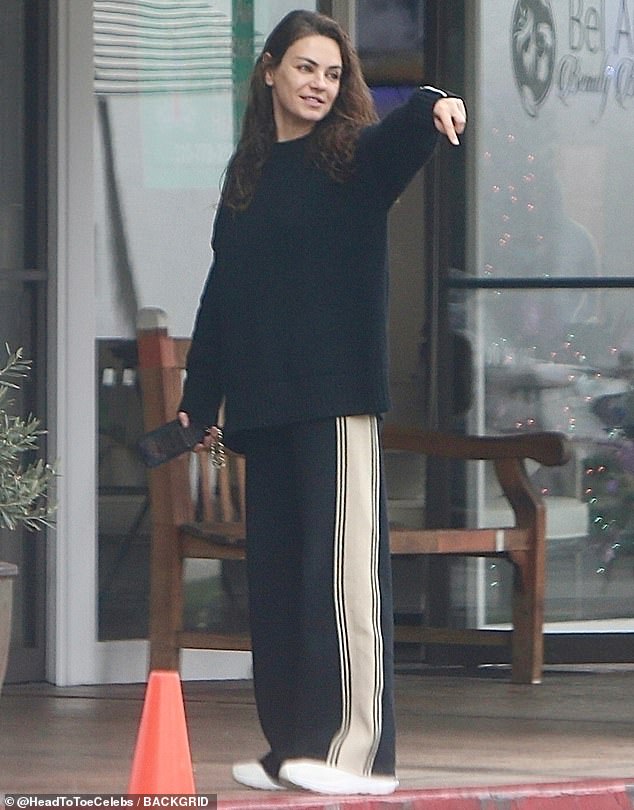 وبدت كونيس، 42 عامًا، مبتهجة عندما شوهدت هي وزوجها خارج مطعم Il Segreto الإيطالي الراقي في بيل إير.