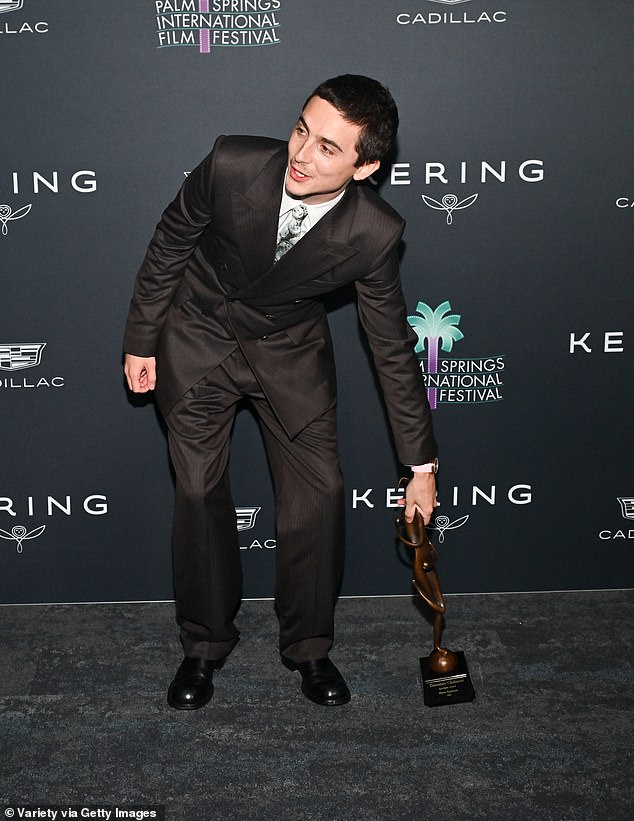 ظهرت نجمة The Dune بشكل أنيق أثناء وقوفها منفردة أمام المصورين، مرتدية بدلة سوداء كبيرة الحجم وربطة عنق زرقاء فاتحة