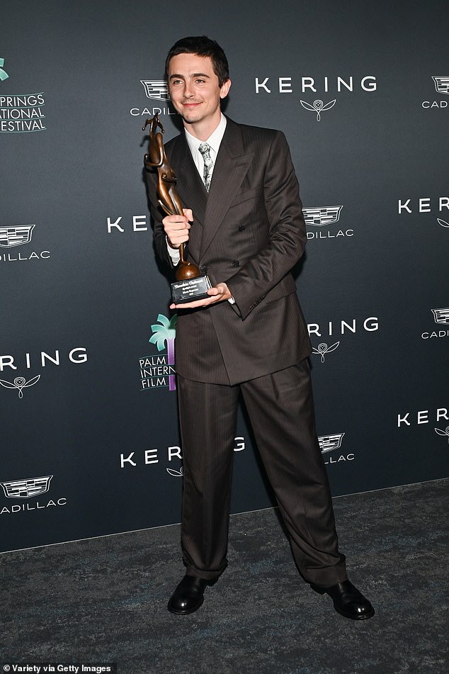 فاز تشالاميت بجائزة أفضل ممثل لهذا العام عن دوره في فيلم مارتي سوبريم، وتم تصويره وهو يعرض الجرس بعد ذلك.