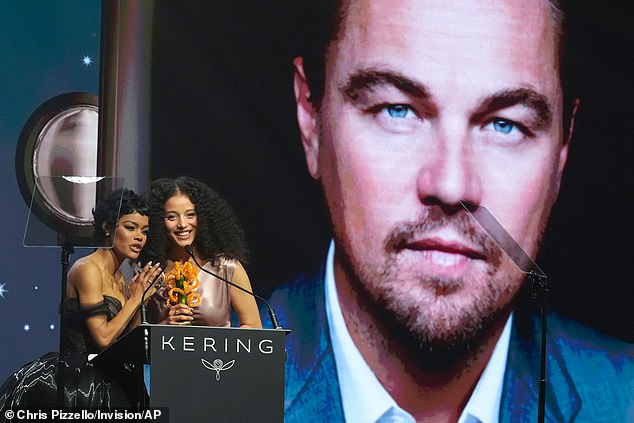 على الرغم من أنه لم يتمكن من حضور المهرجان، إلا أن النجمين المشاركين في فيلم One Battle After Another، تيانا تايلور (يسار) وتشيس إنفينيتي (يمين)، اعتلا المسرح هناك يوم السبت لتكريمه