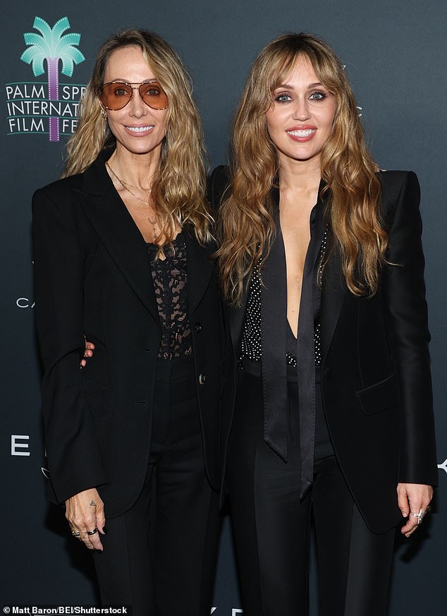 وانضمت إلى مايلي والدتها تيش سايروس، 58 عامًا