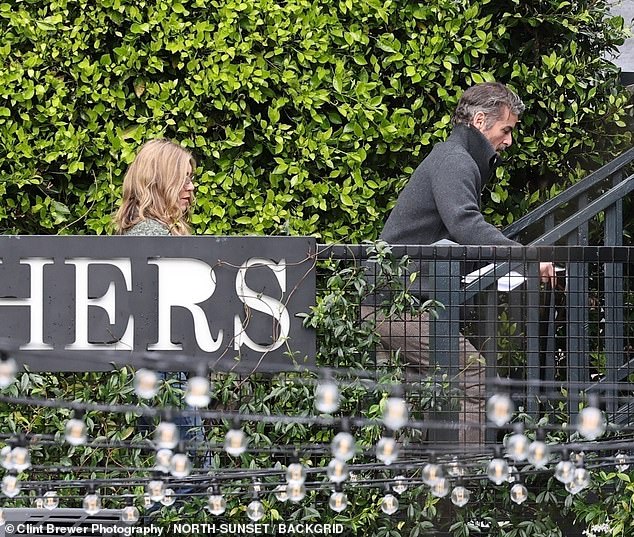 استمتعت الممثلة البالغة من العمر 56 عامًا بنزهة بسيطة مع صديقها منذ ما يقرب من ستة أشهر في مكتبة Godmother’s Books في سمرلاند، كاليفورنيا يوم السبت.