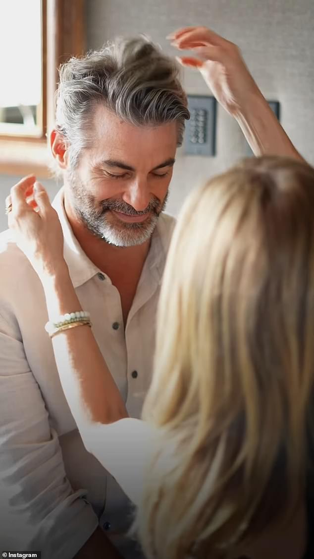 ظهرت كيرتس أيضًا في إعلانات أنيستون ولعبت دور عارضة الأزياء أثناء ترويجها لخط العناية بالشعر الخاص بها LolaVie.