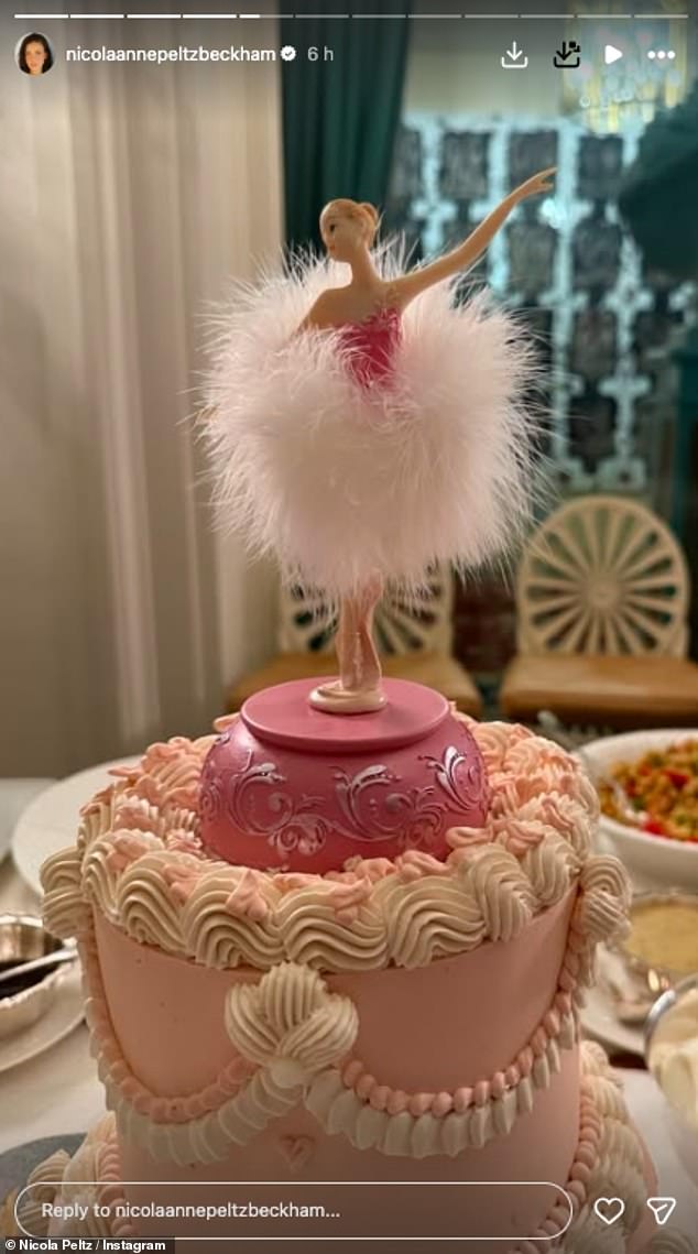 وشوهدت نيكولا وهي تعانق والدها نيلسون، حيث بدت أنيقة بقميص وردي وجينز