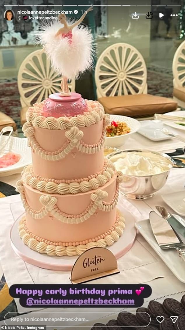 تم إعداد الطاولة بشكل جميل مع الكعكة الوردية التي تم وضع علامة عليها على أنها خالية من الغلوتين مع ملصق