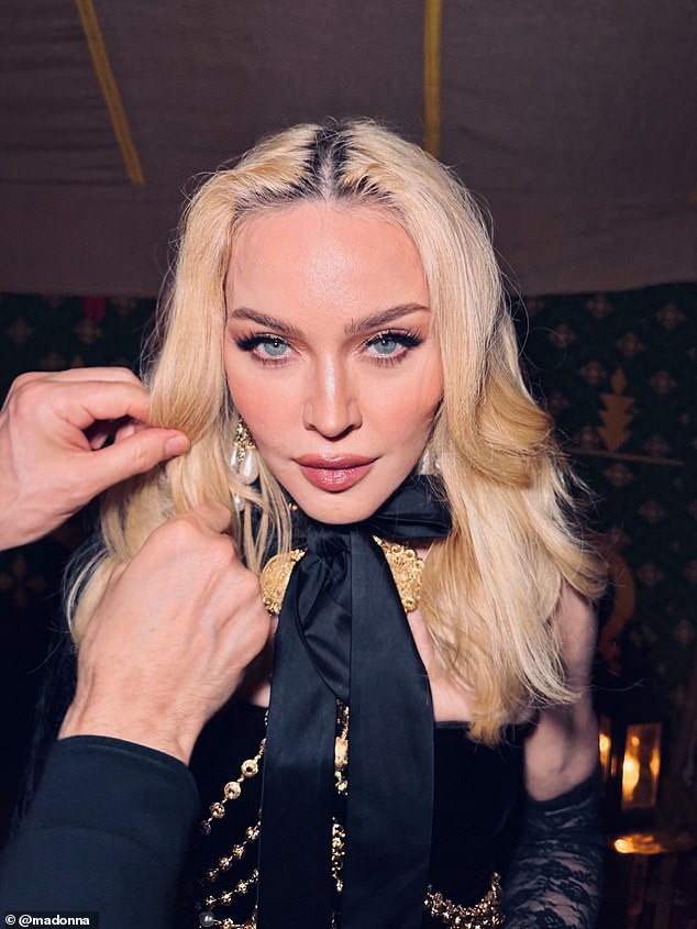 شاركت النجمة البالغة من العمر 67 عامًا، على إنستغرام يوم السبت، سلسلة من اللقطات المليئة بالمرح من ليلتها بالخارج