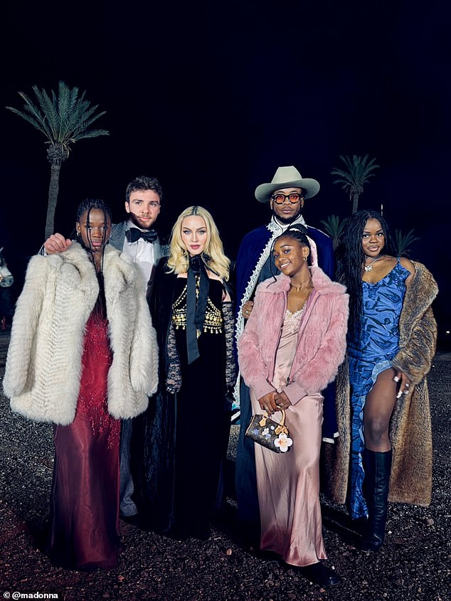 وانضم إلى المغنية عدد من أبنائها، من بينهم روكو (25 عاما)، وديفيد (20 عاما)، وميرسي (19 عاما)، والتوأم ستيلا وإستير (13 عاما)، بينما لم تحضر ابنتها الكبرى لورديس (29 عاما) الاحتفالات.