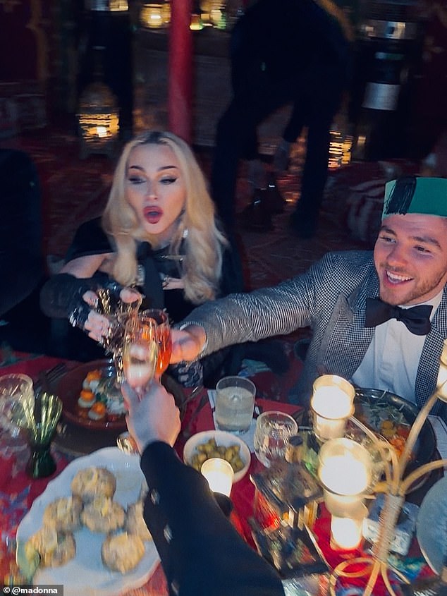 المشروبات كانت تتدفق طوال الليل