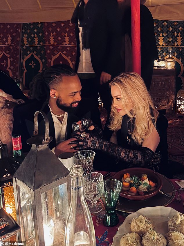 استمتعت العائلة بعشاء مذهل