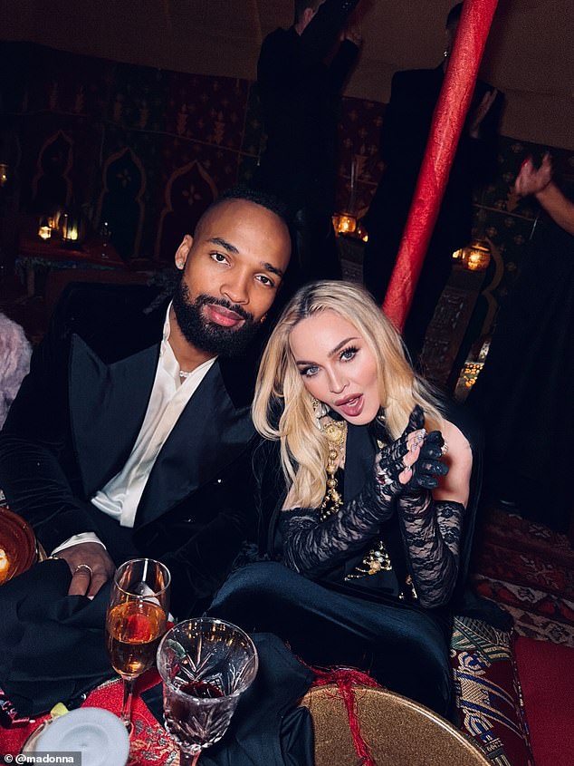 ولفتت مادونا الأنظار بفستان أسود مخملي بدون حمالات، مع قفازات من الدانتيل