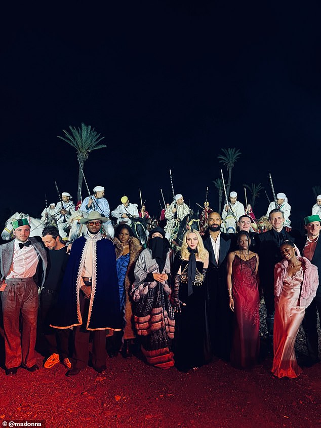 وكتبت بجانب المنشور: 