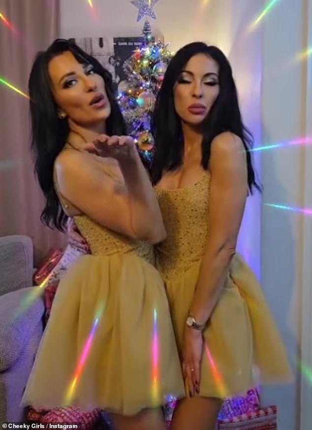 أظهر الثنائي الغنائي لياقتهما الشبابية أثناء ارتدائهما زوجًا من الفساتين الذهبية