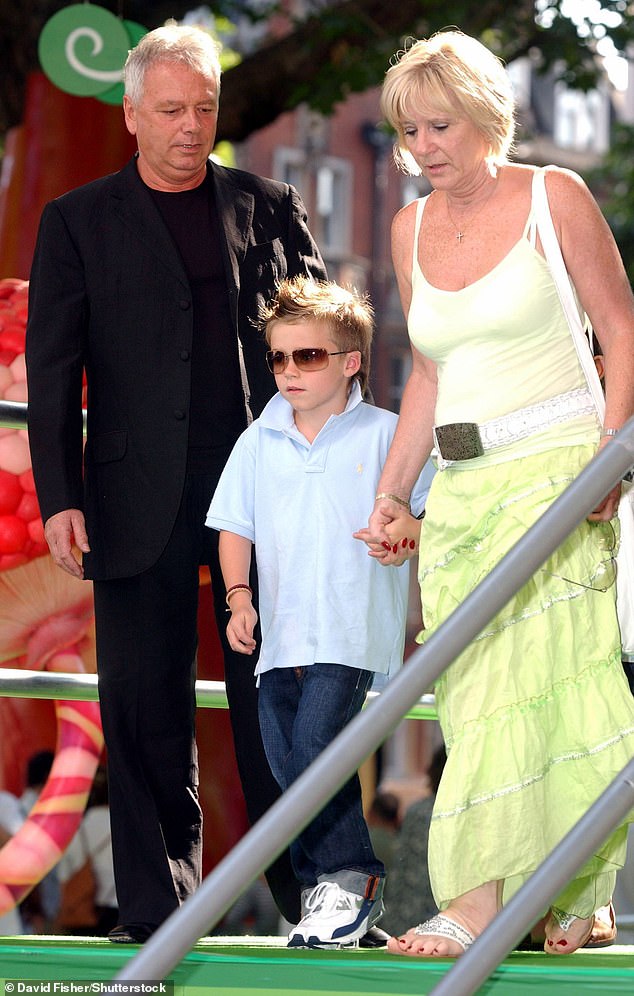 والدا فيكتوريا توني وجاكي مع بروكلين في عام 2005