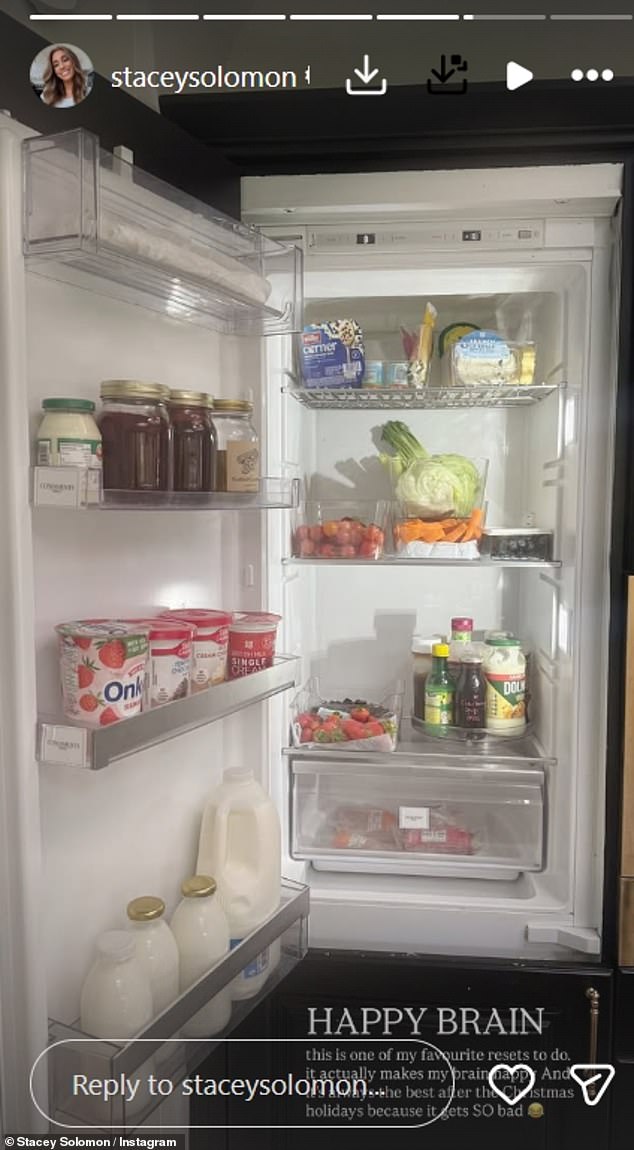 وقبل عودة أطفالها إلى المدرسة، قامت ستايسي بتنظيم مطبخها وتقطيع عدد من الفواكه والخضروات الطازجة ليتناولها أطفالها كوجبة خفيفة