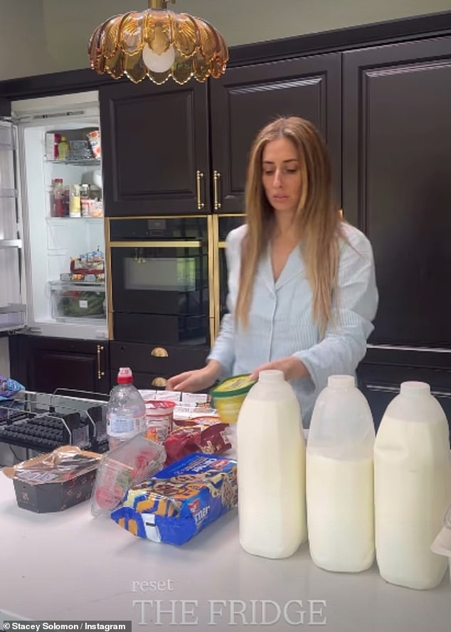 يقوم المؤثر بغسل التوت والعنب والفراولة والخيار المفروم وأعواد الجزر بالإضافة إلى الدجاج المحمل واللبن والحليب في المبرد