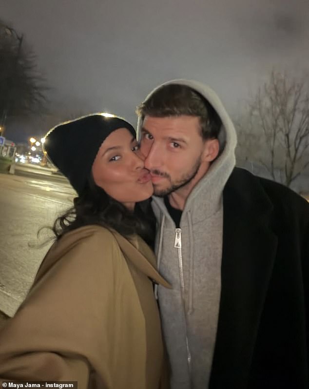 تتعاون المذيعة مع لاعب كرة قدم مانشستر سيتي روبن دياس، 28 عامًا، والذي من غير المرجح أن ينضم إليها في جنوب إفريقيا بسبب قائمة المباريات المرهقة لناديه في الدوري الإنجليزي الممتاز.