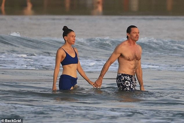 تم تصوير الزوجين وهما يخوضان في المحيط معًا، ويتبادلان العناق ويضحكان بينما كانت الأمواج تتحطم حولهما في رحلة رومانسية إلى كوستاريكا.