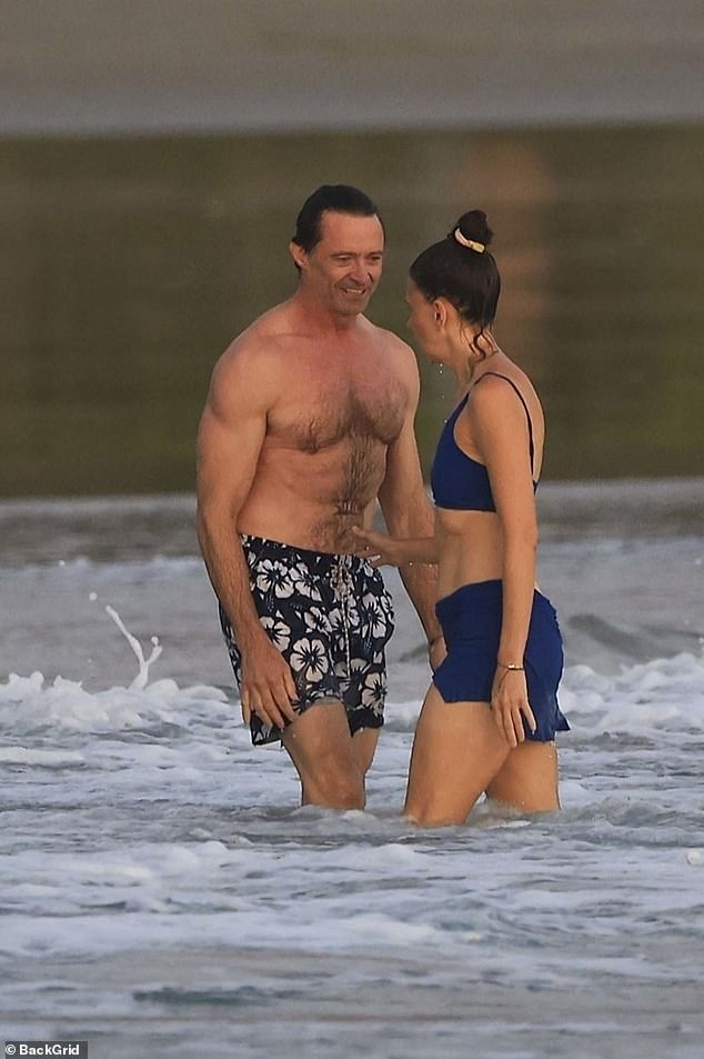 وأظهرت فوستر قوامها المتناغم في ملابس السباحة المكونة من قطعتين باللون الأزرق الداكن، بينما ارتدى جاكمان قميصًا بدون قميص بينما كان الزوجان يستمتعان بغروب الشمس أثناء نزهة على شاطئ البحر.