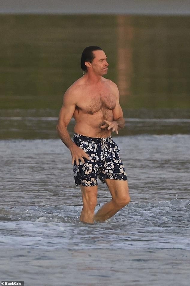 في مرحلة ما، لف جاكمان ذراعيه بإحكام حول فوستر، بينما شوهد في لحظة أخرى وهو يمسكها بالقرب من الخلف وهي تتفاعل مع الماء البارد.