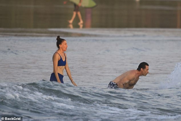 وقالت المصادر للمنفذ أن فوستر كان 