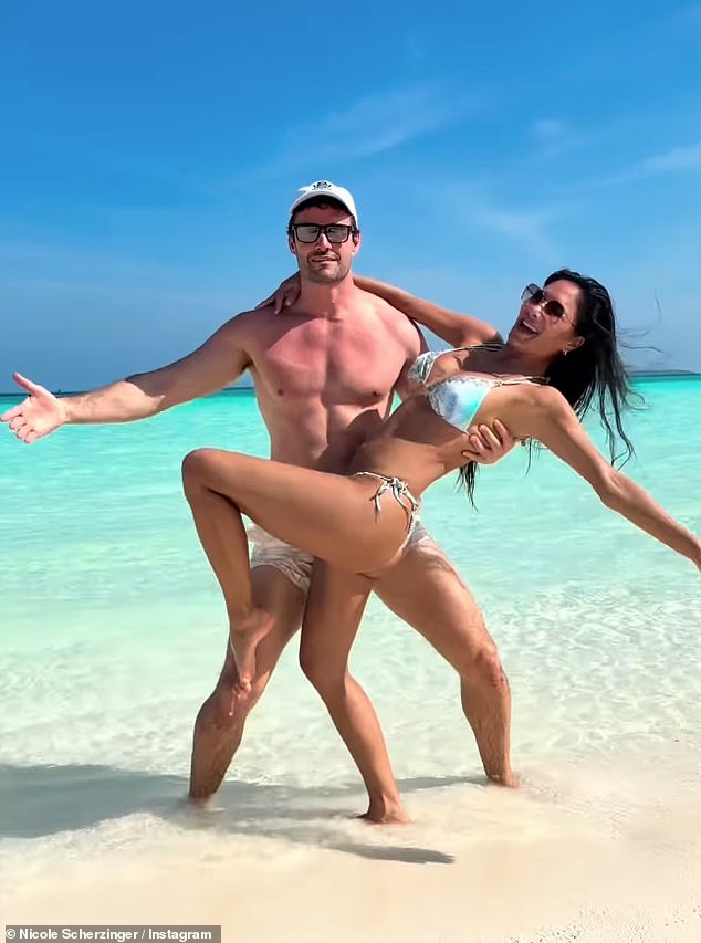 جاء هذا المنشور بعد أن ألمحت هي وتوم إلى حفل زفافهما القادم، حيث سخروا من أولئك الذين يتساءلون عن سبب عدم عقد قرانهما بعد.