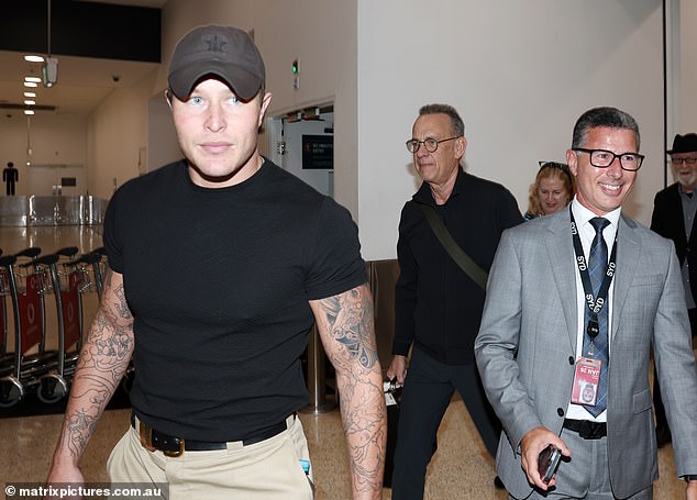 كان توم محاطًا بحارس شخصي شاب مفتول العضلات، والذي بذل قصارى جهده لإبقاء أيقونة هوليوود محمية من الحشود المحيطة