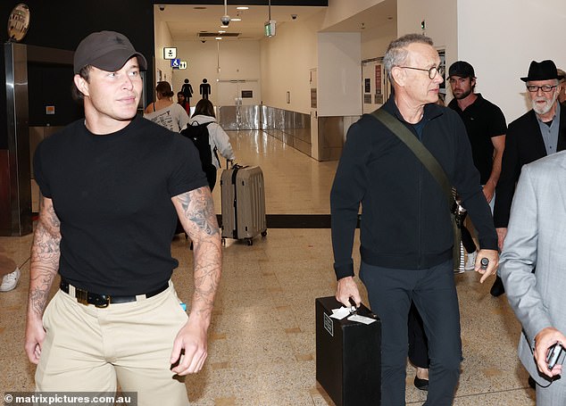 كان نجم Toy Story، البالغ من العمر 69 عامًا، موجودًا في أستراليا لتصوير الجزء الثاني من فيلمه Greyhound من الحرب العالمية الثانية لعام 2020، محاطًا بعضو مفتول العضلات من فريقه الأمني، الذي عمل بجد لإبقاء أيقونة هوليوود محمية من الحشود.