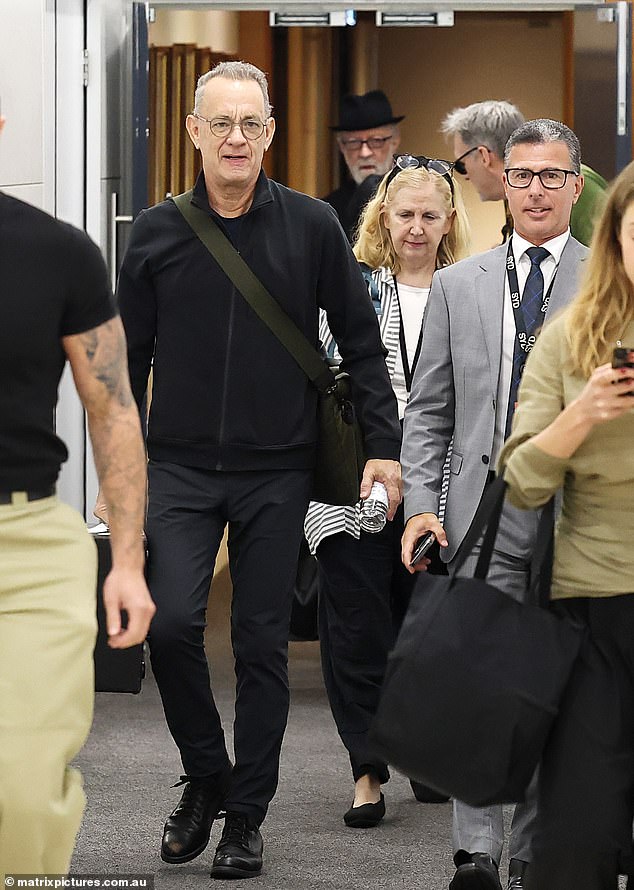 وفي الوقت نفسه، اختار توم مجموعة سوداء بالكامل، تتكون من سترة بسحاب مع بنطلون وأحذية رسمية متطابقة.