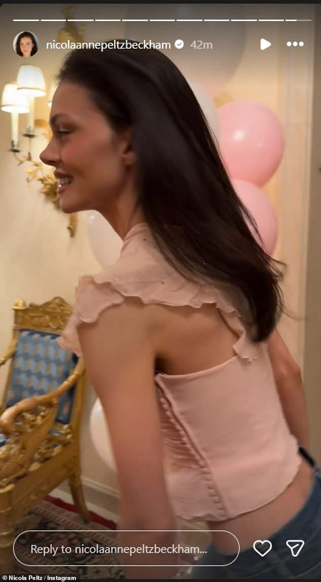 ظهرت الممثلة بشكل غير رسمي ولكن أنيق في بلوزة قصيرة وردية لامعة وجينز