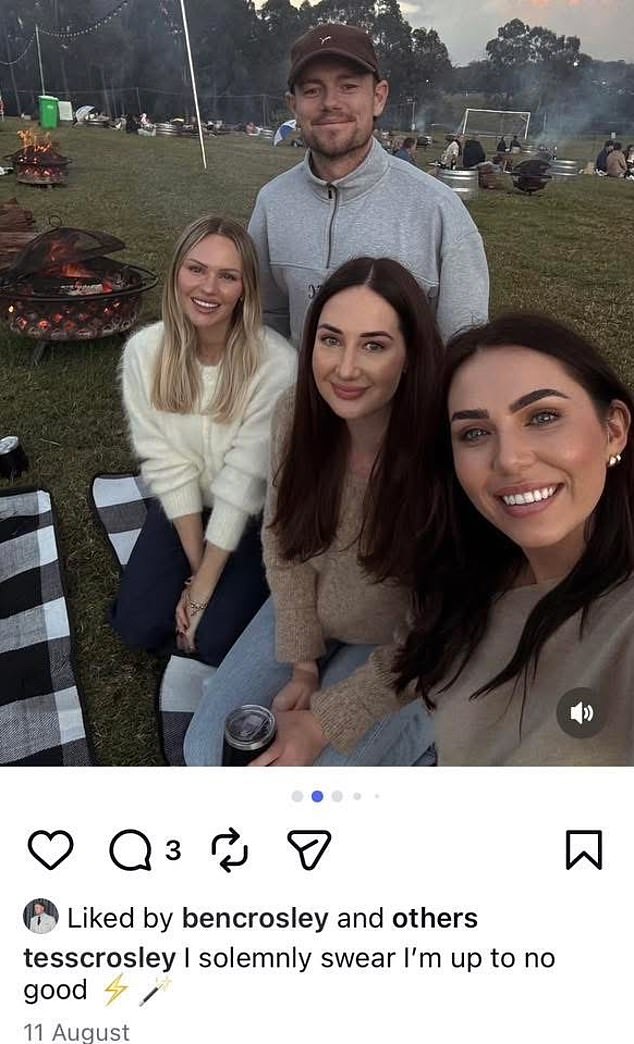 يأتي ذلك بعد أن علمت صحيفة ديلي ميل بمنشور مهم على وسائل التواصل الاجتماعي شاركته في أغسطس المرأة التي أصبحت الآن في قلب انقسام زواج نيلز: تيس كروسلي. (تظهر تيس على اليمين مع لاتشي في الخلف وجولز في اليسار وامرأة أخرى في الوسط في مصنع نبيذ في كوينزلاند)