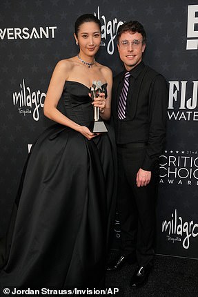 حصل KPop Demon Hunters على جائزة أفضل فيلم رسوم متحركة (تم تصوير إيجاي ومارك سونينبليك)