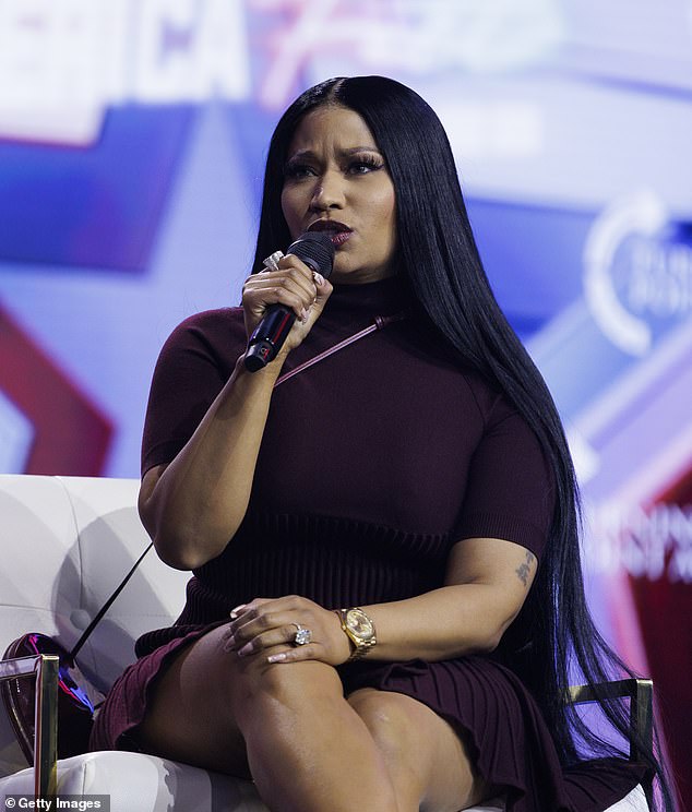 وجاءت انتقادات هاندلر الموجهة إلى مغنية باربي وورلد بعد أسابيع من إثارة ميناج الدهشة عقب ظهورها في مؤتمر Turning Point USA AmericaFest في أريزونا.