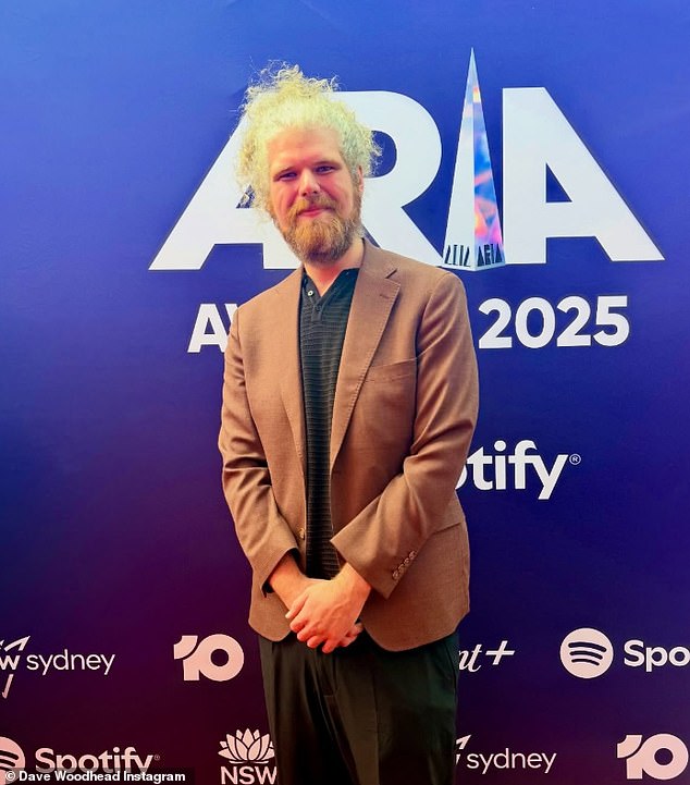 اكتسب الممثل الكوميدي المخضرم سمعة طيبة في جذب المستمعين بمزاحه اللطيف واختياراته المسلية للأغاني