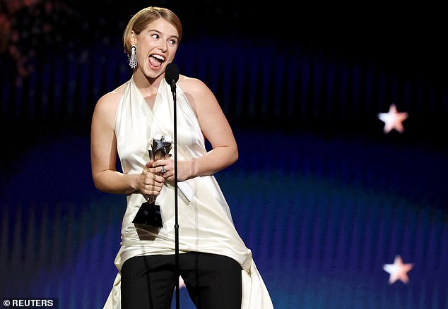 بعد حصولها على جائزة غولدن غلوب وجائزة اختيار النقاد هذا الشهر، ستدخل جيسي إلى حفل 16 مارس كمرشحة، بعد أربع سنوات من حصولها على موافقة عن فيلم The Lost Daughter (الذي شوهد في حفل توزيع جوائز اختيار النقاد).