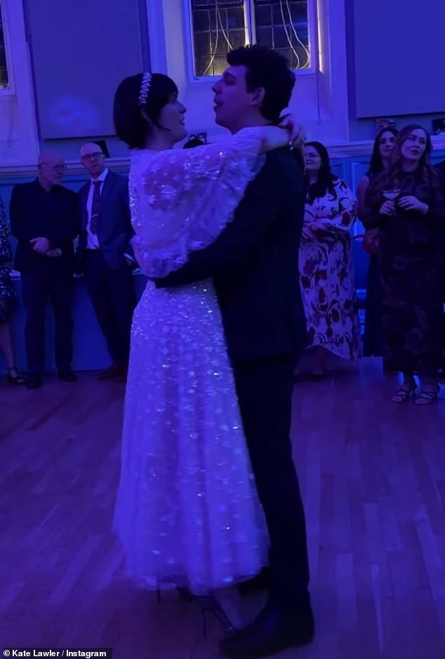 وبينما بدا مات أنيقًا ببدلة كلاسيكية، أبهر سام بفستان دانتيل مستوحى من الطراز العتيق مزين بنجوم معدنية