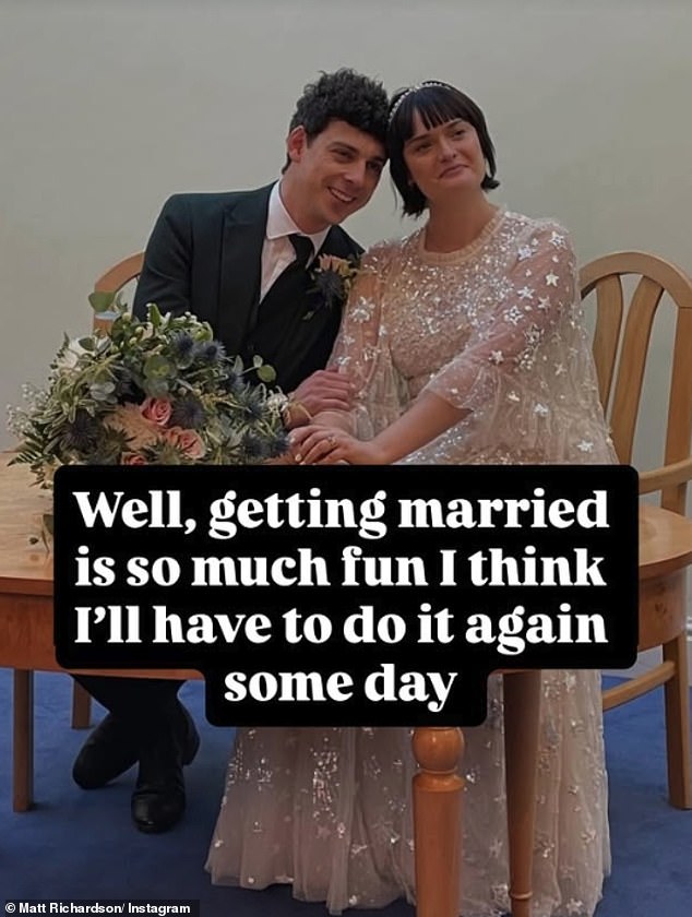 وقال مات مازحا في قصصه على إنستغرام: 